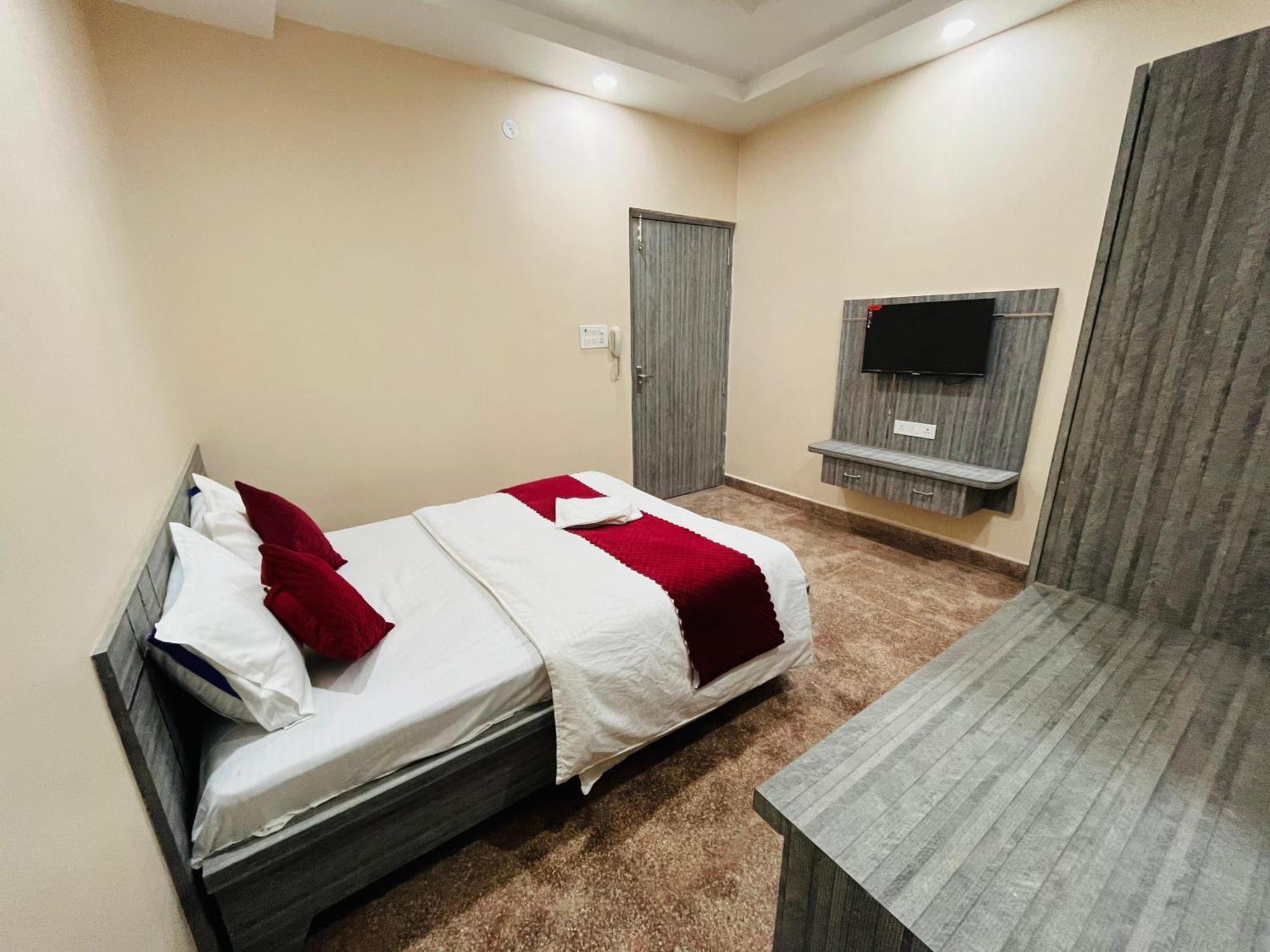 Hotel Utsav Palace 坎普尔 外观 照片
